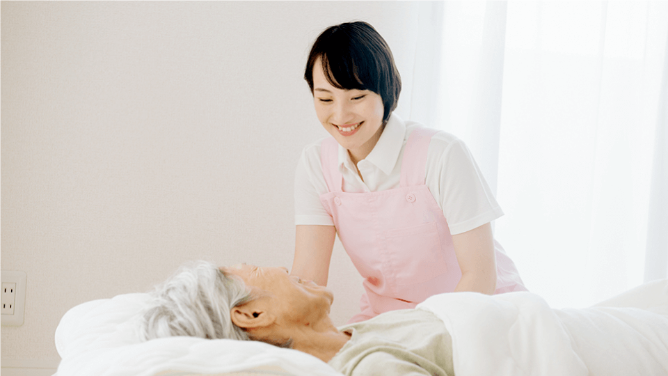 口腔ケアを行う歯科衛生士