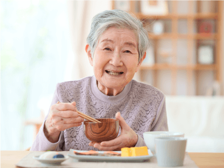 自宅で食事をする老婦人