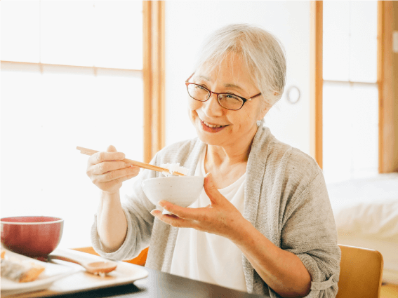 食事する老婦人